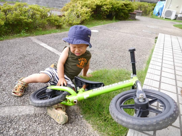 キックバイクで転ぶ子ども