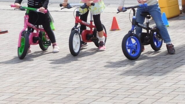 キックバイクは足が地面に着くことが重要