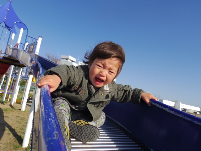 怖がる子どものイメージ